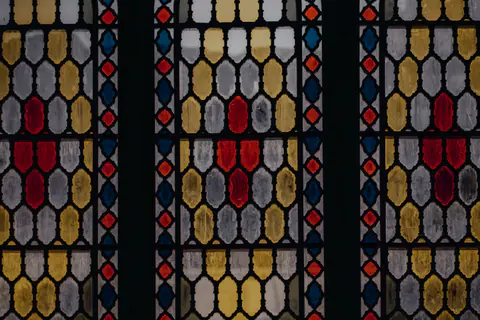 Vidriera de colores en un marco de madera